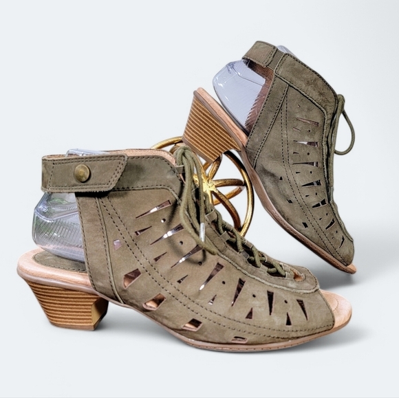 Earth Olive Green Leather Heeled Sandals Oerforated Design Lace up Size 9 D Wide - Picture 1 of 17